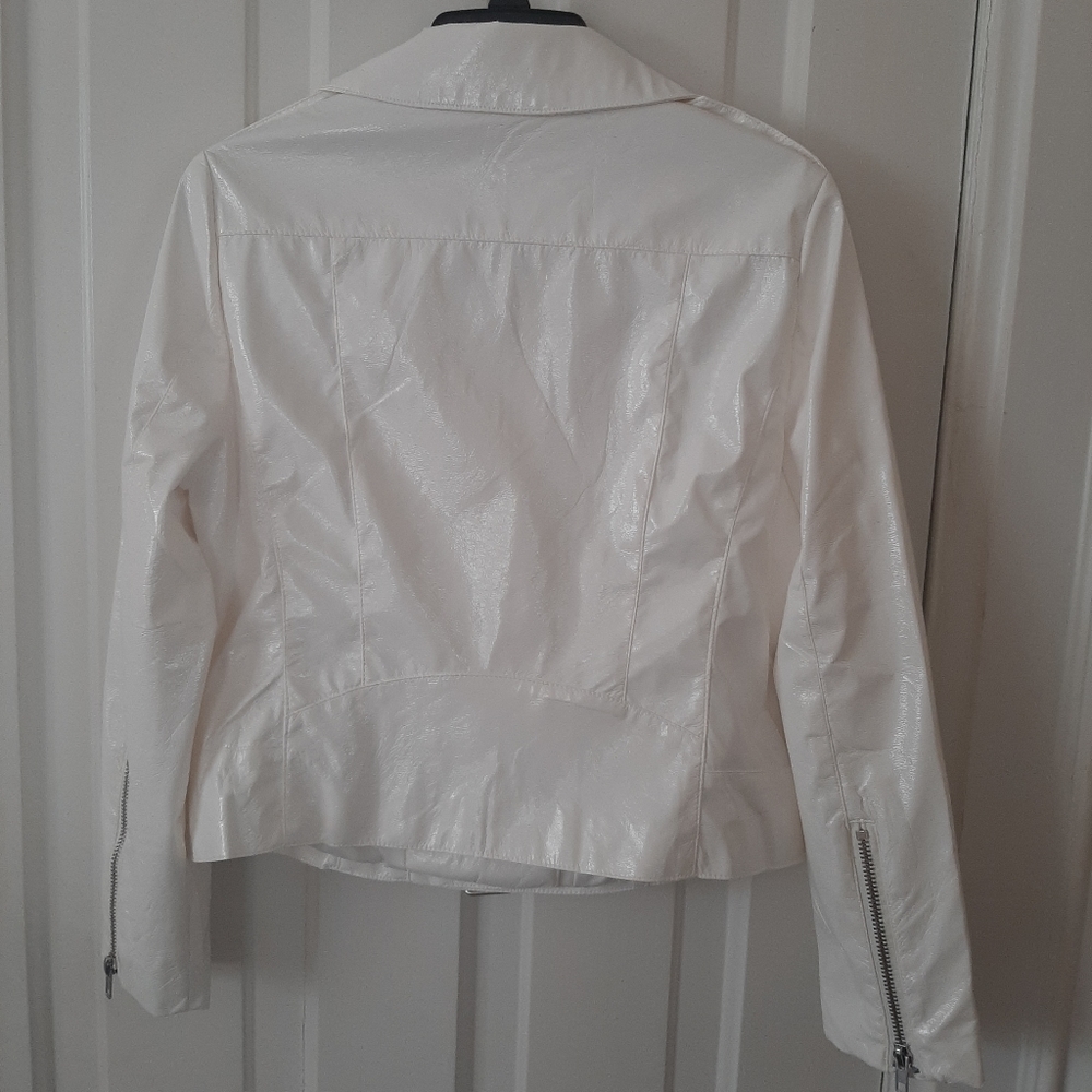 BB DAKOTA It's Electric Vegan Leather Moto Jacket Shiny White XS - Picture 3 of 15